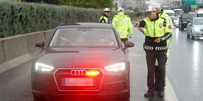 Çakar ve siren kullanan araçlara 15,7 milyon lira ceza kesildi