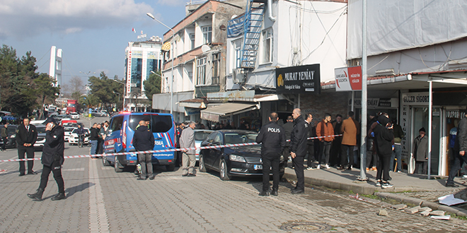 İki grubun bıçaklı kavgasına karakol komutanı müdahale etti: 1ölü