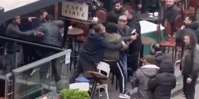 Beyolu'nda baltal saldrgan panii