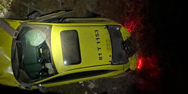 Düzce'de taksi ile otomobil çarpıştı: 1 ölü, 4 yaralı