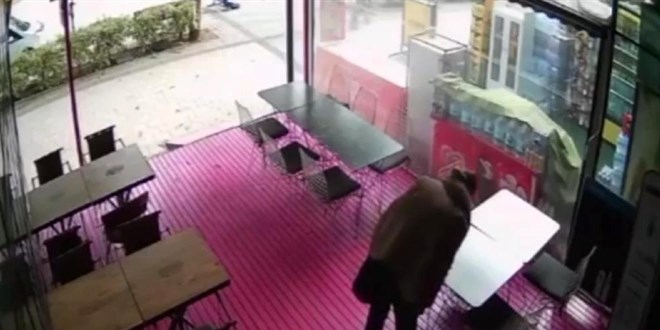 İşe alınmayınca masalara tükürdü