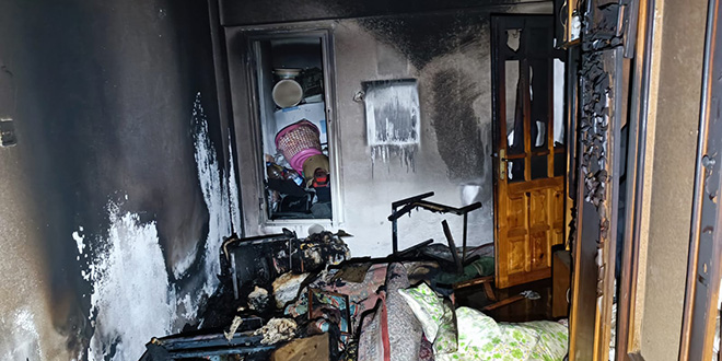 Evde çıkan yangında bir kişi öldü, 3 kişi hastaneye kaldırıldı