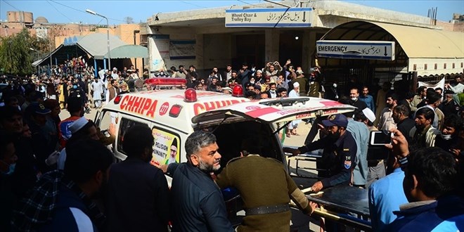 Pakistan'da camiye düzenlenen intihar saldırısında ölü sayısı 100'e yükseldi
