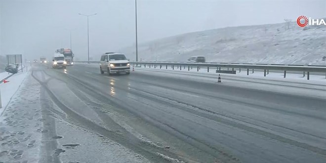 İstanbul'da yoğun kar yağışı: Sürücüler zor anlar yaşadı