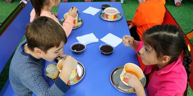 Okul ncesinde 'cretsiz yemek' uygulamas balyor