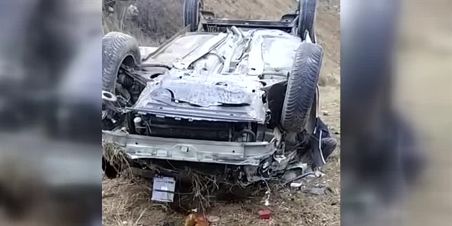 Sivas'ta devrilen otomobildeki 3 kişi öldü, 1 kişi yaralandı