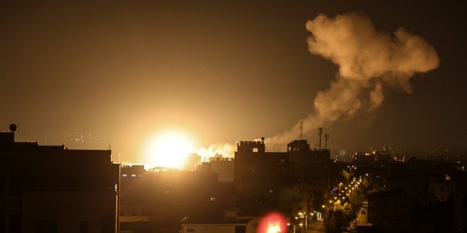 İsrail savaş uçakları Gazze'yi vurdu