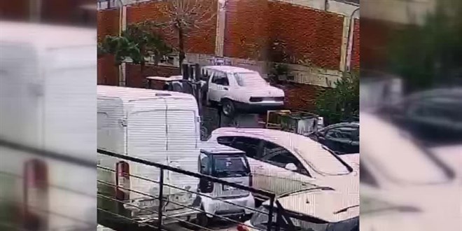 Park eden sürücüye sinirlendi, arabasını çöpe attı