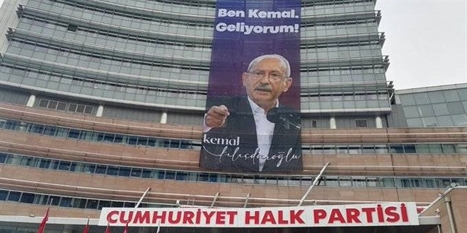 CHP Genel Merkezi'ne 'Ben Kemal, geliyorum' afişi asıldı