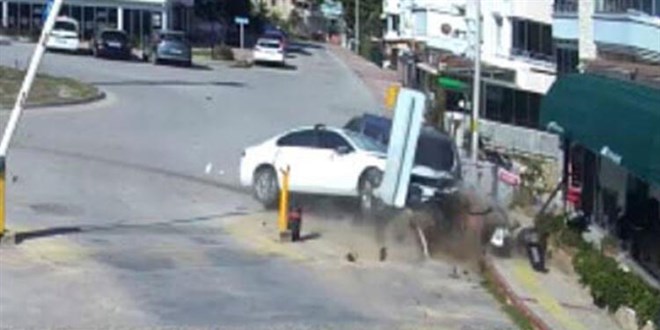 Eşi ve kendisine silahla saldıranı otomobille çarparak öldürdü