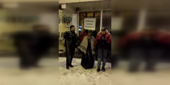 Ankara'da yaşayan Erzurumlular yoğun kar yağışını davul zurna ile kutladı