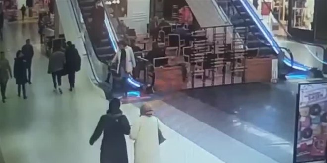 AVM'nin yürüyen merdiveninde çocuğun ayağının sıkışması kameralara yansıdı