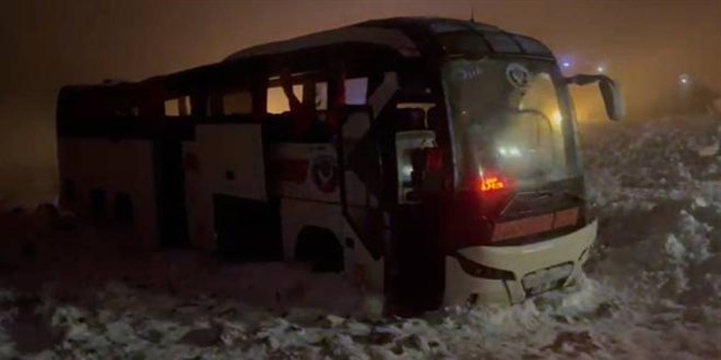 Yolcu otobüsü devrildi: 4'ü ağır 30 yaralı