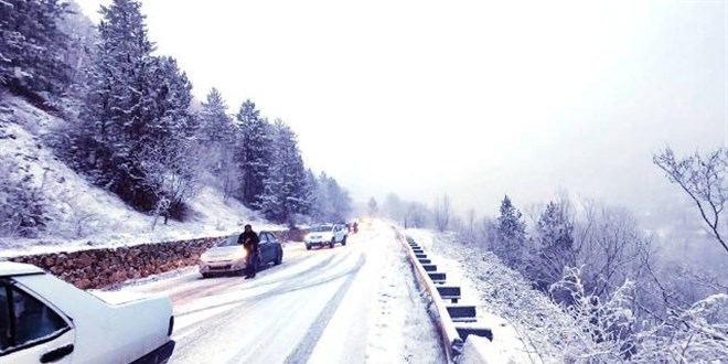 Kar yağışı Bursa'da ulaşımı olumsuz etkiliyor