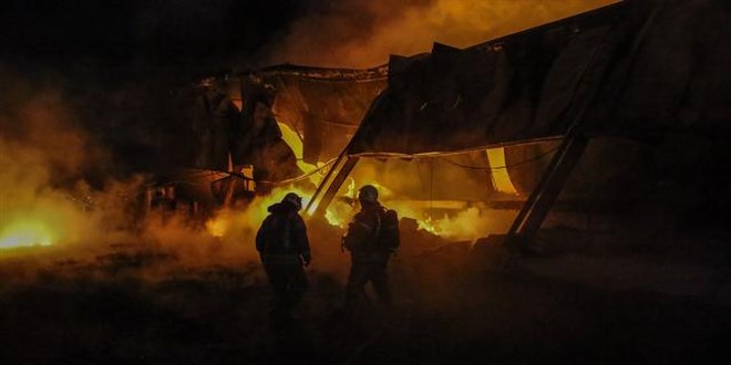 İstanbul'da yangın: İki fabrika kullanılamaz hale geldi