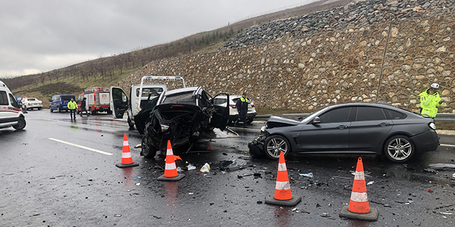 Bir kaza haberi de Bursa'dan: 4 ki�i �ld�, 6 ki�i yaraland� - Son Dakika Haber