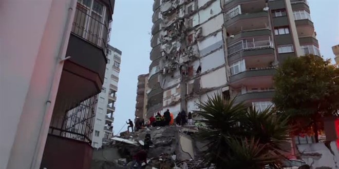 Adana'da yıkılan binalarda kurtarma çalışmaları devam ediyor