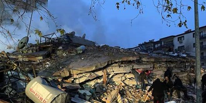 Osmaniye'de yıkılan binalarda kurtarma çalışmaları devam ediyor