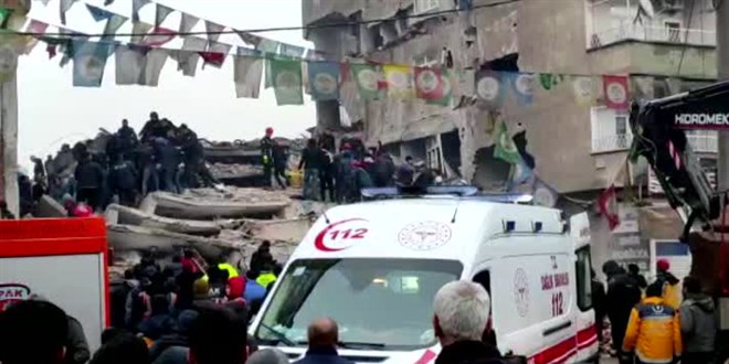 Diyarbakır'da yıkılan binalar için kurtarma çalışmaları devam ediyor