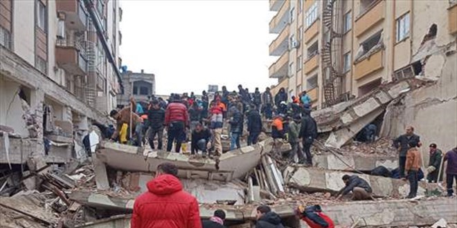 Diyarbakr'da yklan binalarda arama kurtarma almas devam ediyor