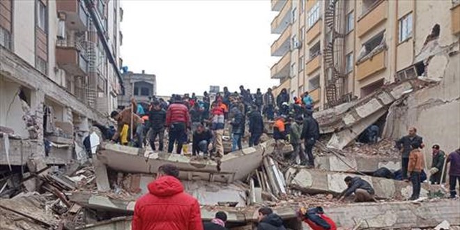 Diyarbakır'da yıkılan binalarda arama kurtarma çalışması devam ediyor