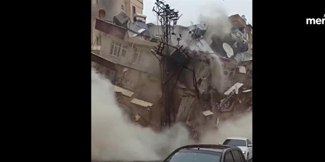 Şanlıurfa'da artçı sarsıntı nedeniyle binanın yıkılma anı