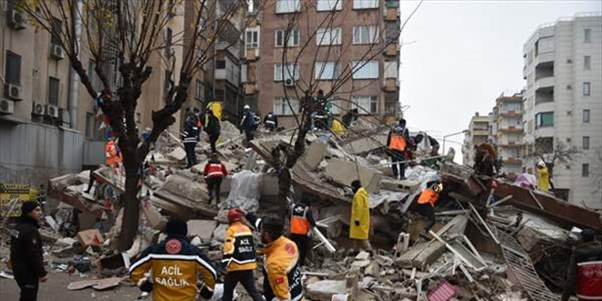 Malatya'da depremde yklan binalarn enkazlarndan 37 kii kurtarld