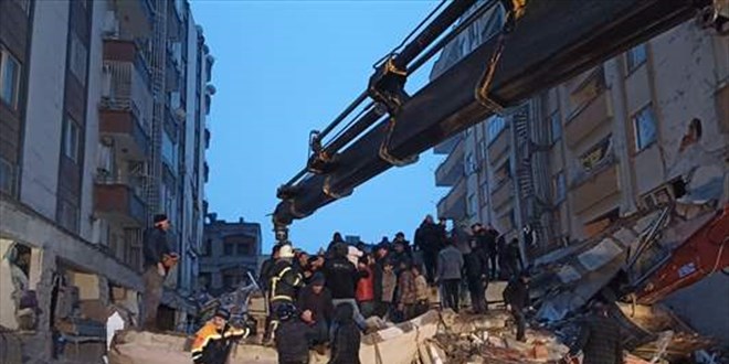 Bir milletvekili 9 katlı yıkılan binanın altında, 3 milletvekilinin ise yakınları enkaz altında kaldı