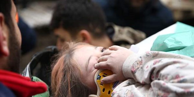 Osmaniye'de yklan 10 katl binadan bir kz ocuu kurtarld