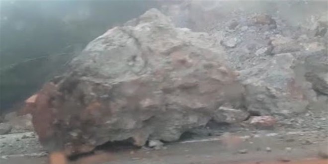 Devasa kayalar yollara düştü! 7.4'lük deprem Kahramanmaraş'ı bu hale getirdi