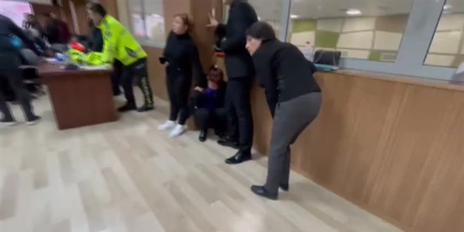 Bakan'ın incelemeler yaptığı sırada deprem meydana geldi