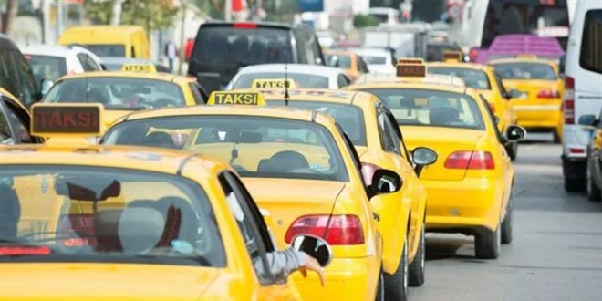 stanbul'da taksiciler vatandalarn deprem yardmlarn cretsiz tayacak