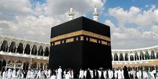 Umre için Suudi Arabistan'da bulunan Türk vatandaşları depremzedelere dua etti