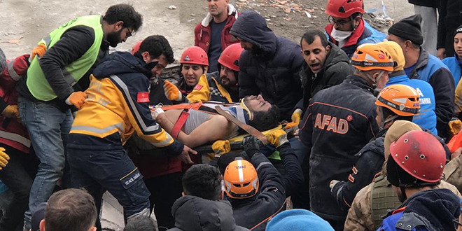 Depremde yıkılan binadan 11 saat sonra 1 kişi kurtarıldı