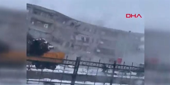 Deprem bölgesinden kaçarken binanın yıkılışını görüntüledi