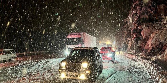 Kayseri-Kahramanmaraş kara yolu kar nedeniyle trafiğe kapandı