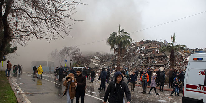 Kahramanmaraş'ta artçı depremde binanın çökme anı görüntülendi
