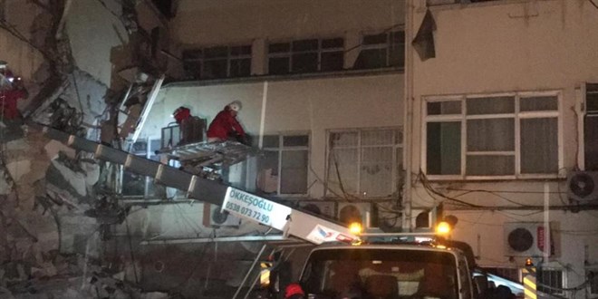 Depremde zarar gören hastanede mahsur kalan hemşire ve hastalar kurtarıldı