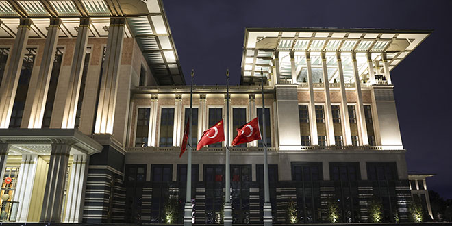 Milli yas ilanının ardından tüm Türkiye'de bayraklar yarıya indirildi