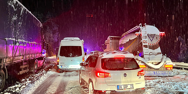 Konya'da kar nedeniyle ulaşıma kapatılan yollar açıldı
