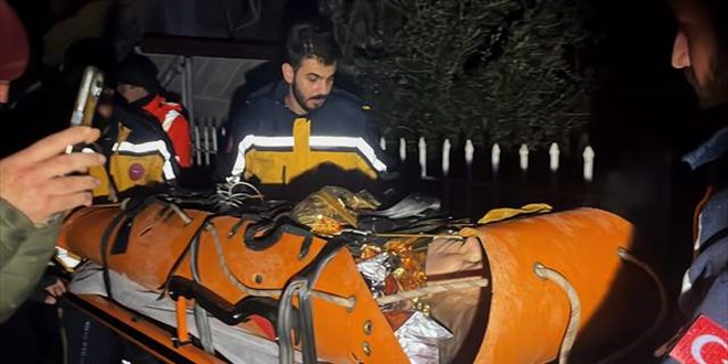 Hatay'da yıkılan binaların enkazından 1'i çocuk 4 kişi kurtarıldı