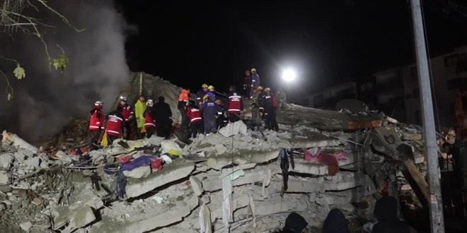 Osmaniye'de depremde yıkılan bir binanın enkazından 26 saat sonra bir kişi kurtarıldı