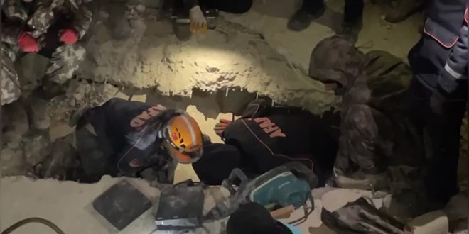 Şanlıurfa'da yıkılan binanın enkazından 22 saat sonra bir kadın kurtarıldı