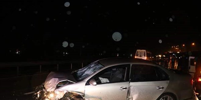 Kocaeli'de bir kişi gasbettiği araçla 2 polis otosuna çarptı: 2'si polis 3 yaralı