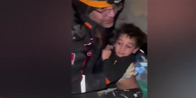 Enkazda uyurken kurtarılan çocuğun tepkisi