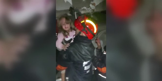 İstanbul'dan giden yardım ekipleri 3 çocuğu enkaz altından kurtardı