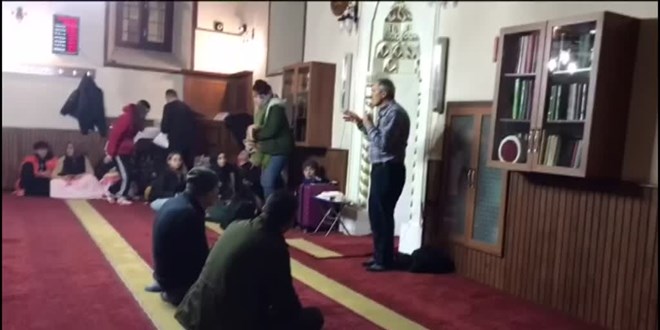 Niğde ve Sivas'ta depremden etkilenenler geceyi cami, okul ve spor salonlarında geçirdi