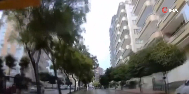 Adana'da 8 katlı binanın yıkılma anı araç kamerasında