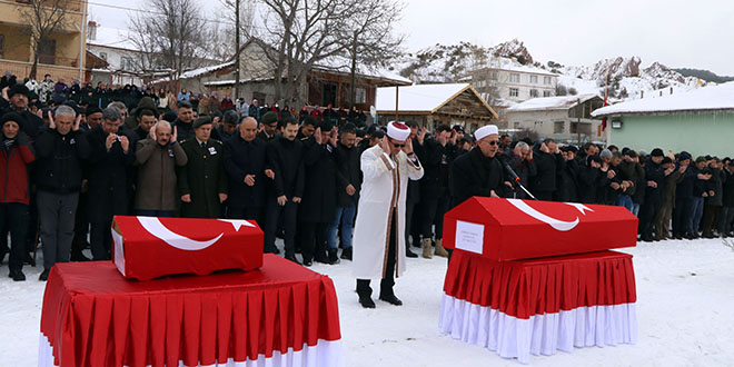Jandarma astsubay ile 1 yaşındaki oğlu depremde hayatını kaybetti