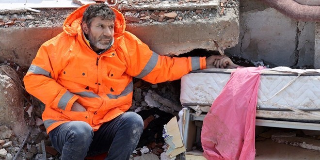 Depremde kaybettiği kızının elini bırakamadı